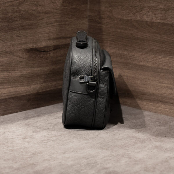 TÚI LOUIS VUITTON S LOCK MESSENGER DA BE ĐEN - Hình ảnh 4