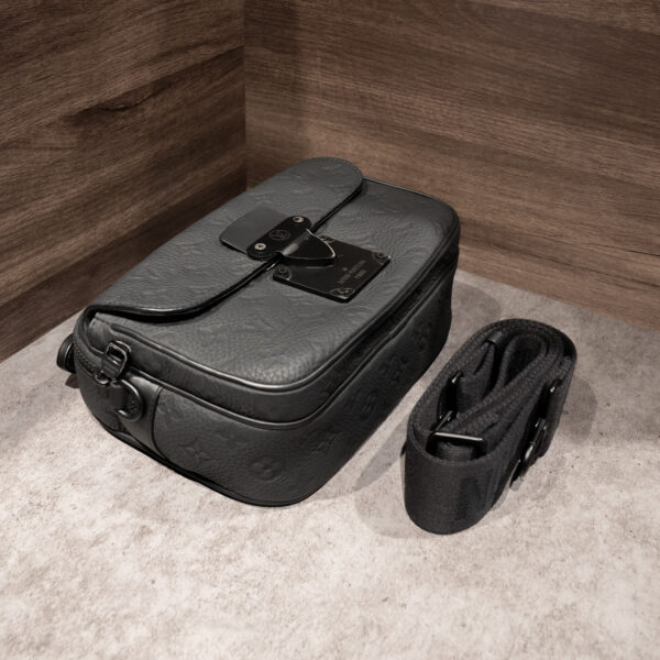 TÚI LOUIS VUITTON S LOCK MESSENGER DA BE ĐEN - Hình ảnh 2